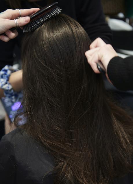 Profesionales cepillando el cabello de una modelo. Foto: launchmetrics spotlight.