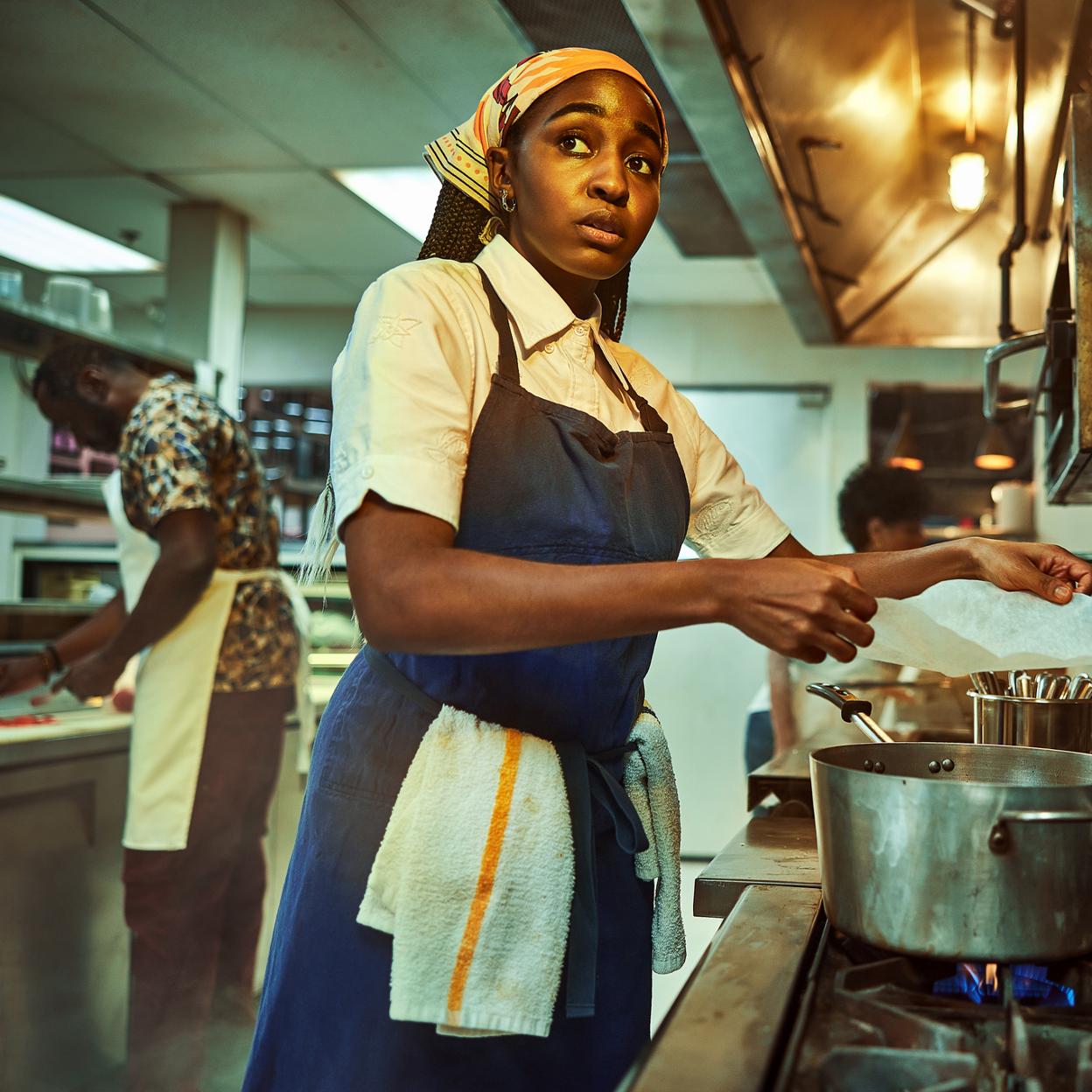 Ayo Edebiri es Sydney, la cocinera que elabora la tortilla francesa con queso Boursin en la segunda temporada de The Bear./disney+