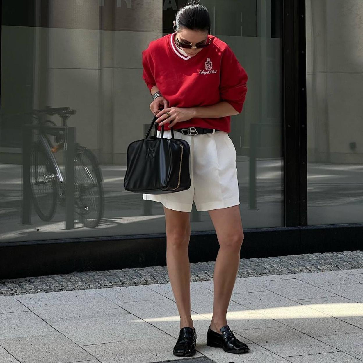 Influencer con look de la tendencia varsity/@ALICE_FETISOVA