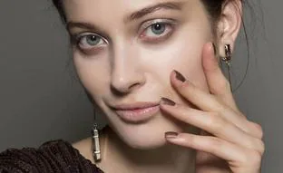 Apúntate a la tendencia de las uñas marrones más elegantes para otoño