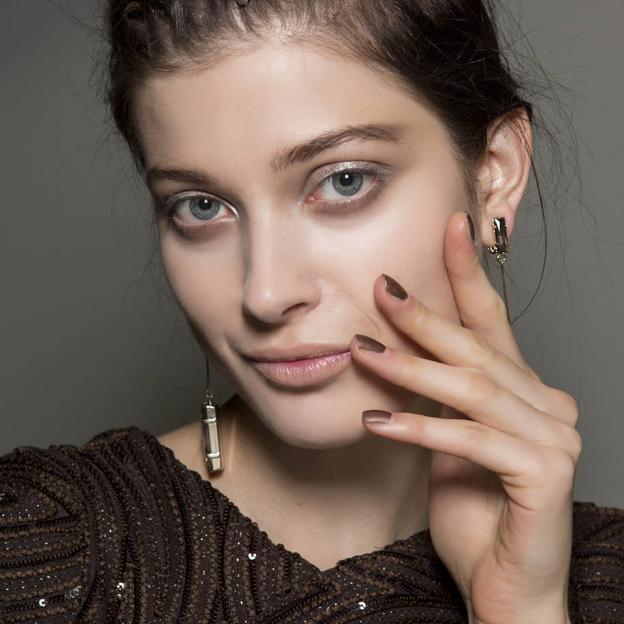 Apúntate a la tendencia de las uñas marrones más elegantes para otoño