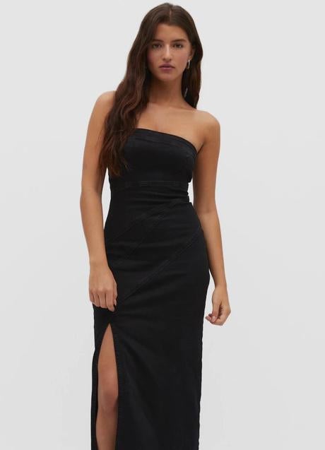 Vestido negro de palabra de honor vaquero de Stradivarius, 35,99 euros.