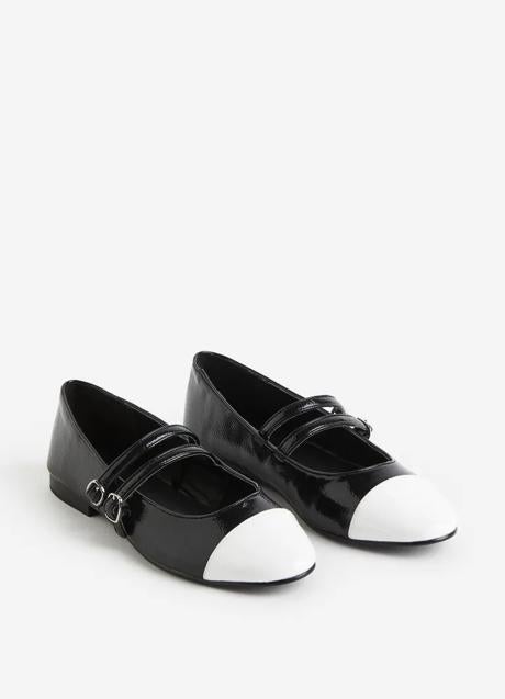 Bailarinas en blanco y negro de H&M (24,99 euros)