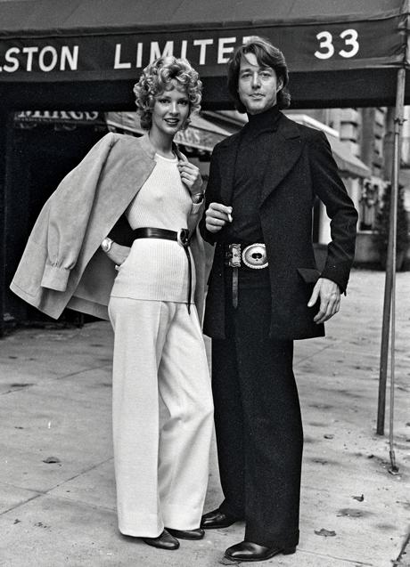 Halston con una de sus modelos.