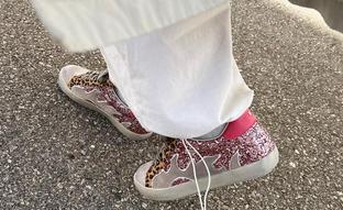 Las mejores zapatillas con glitter para darle un toque estiloso a tus vaqueros en septiembre