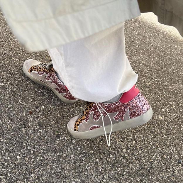 Las mejores zapatillas con glitter para darle un toque estiloso a tus vaqueros en septiembre