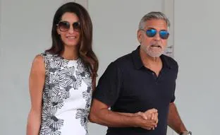Amal Clooney arrasa en el Festival de Venecia con el vestido corto de flores que rejuvenece a los 40