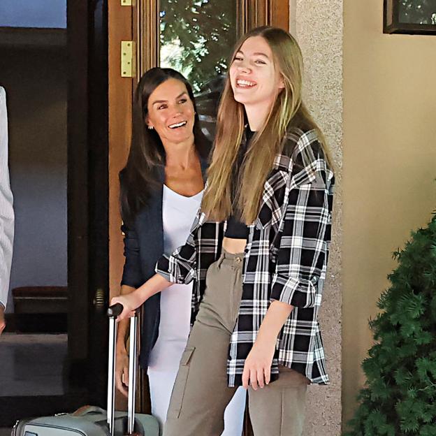 El inesperado look de la infanta Sofía antes de irse a estudiar a Gales: adiós al protocolo con un crop top y unos pantalones cargo de Stradivarius