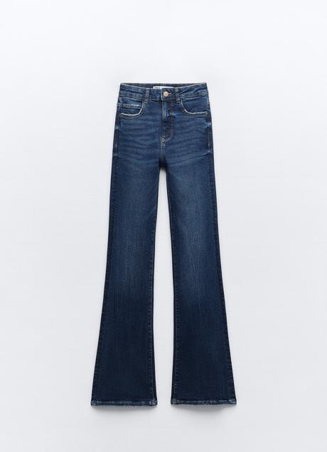 Vaqueros flare de Zara (25,95 euros)