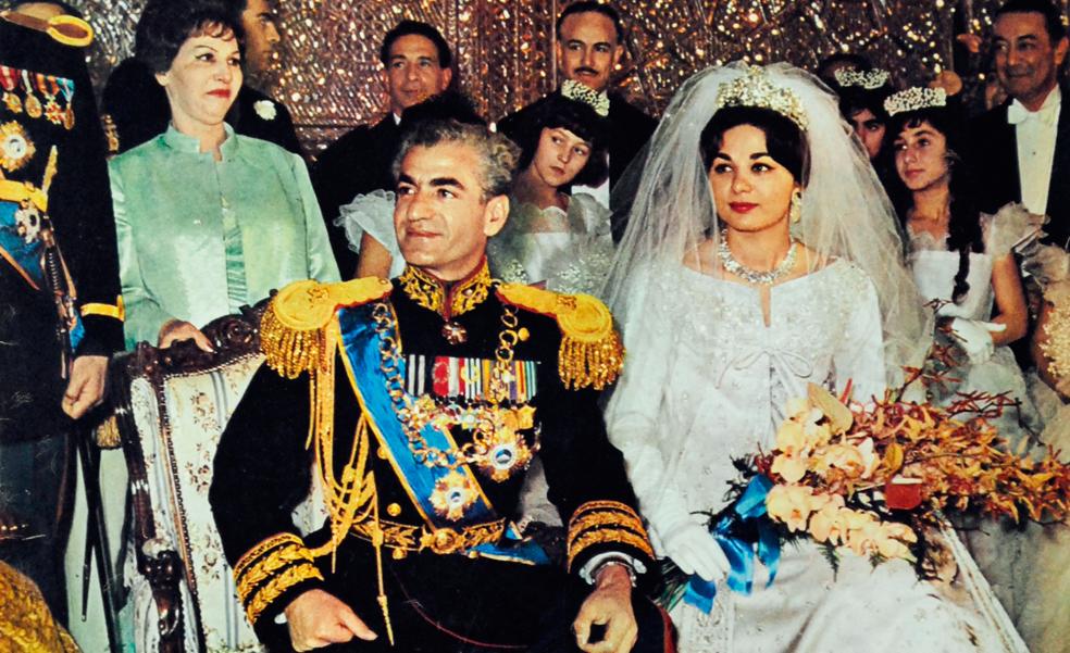 Así fue la boda de Farah Diba y el Sha de Persia (la última de la familia imperial iraní): diamantes rosas y una casamentera de 19 años