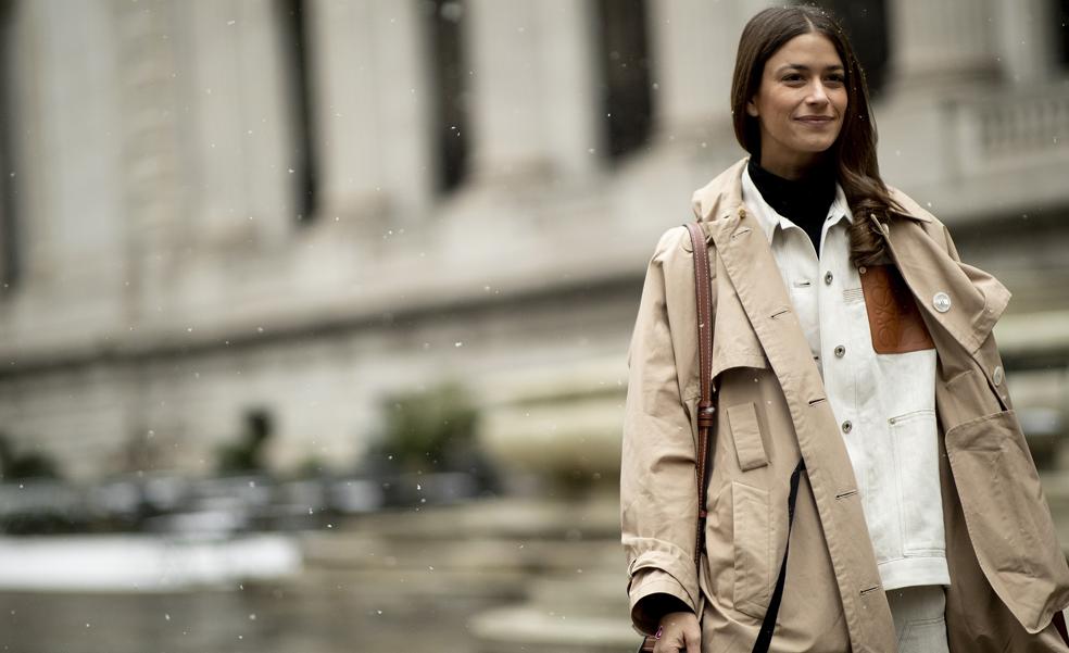 El chubasquero de Zara del que todo el mundo está hablando: el truco para ir elegante en los días de lluvia del otoño