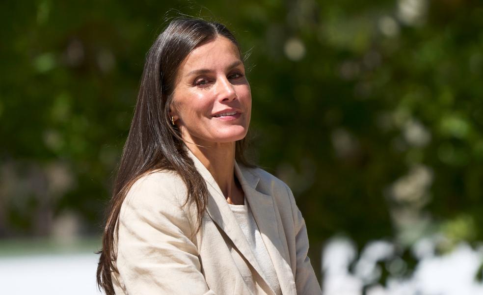 De dónde son las zapatillas blancas de la reina Letizia: el modelo made in Spain que rejuvenece a los 50