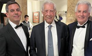 Mario Vargas Llosa, nuevo icono de moda gracias a su hijo: así cuenta Álvaro la vida de su padre en las redes