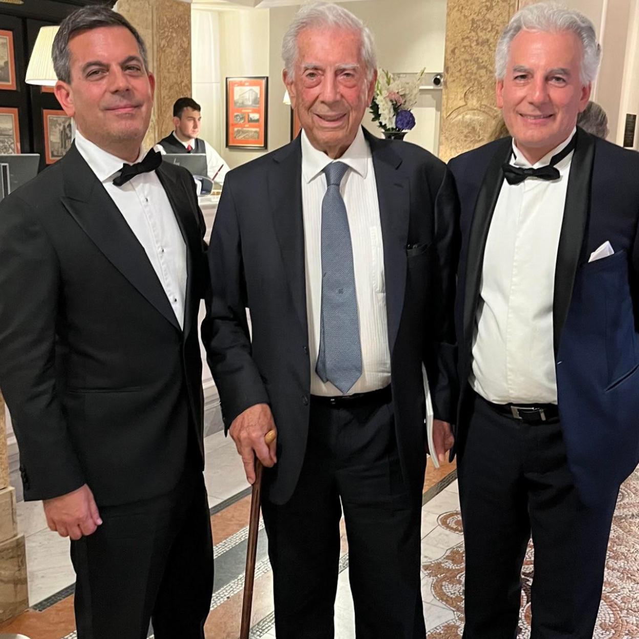 Mario Vargas Llosa junto a sus hijos. /gtres