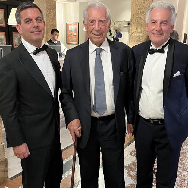 Mario Vargas Llosa, nuevo icono de moda gracias a su hijo: así cuenta Álvaro la vida de su padre en las redes