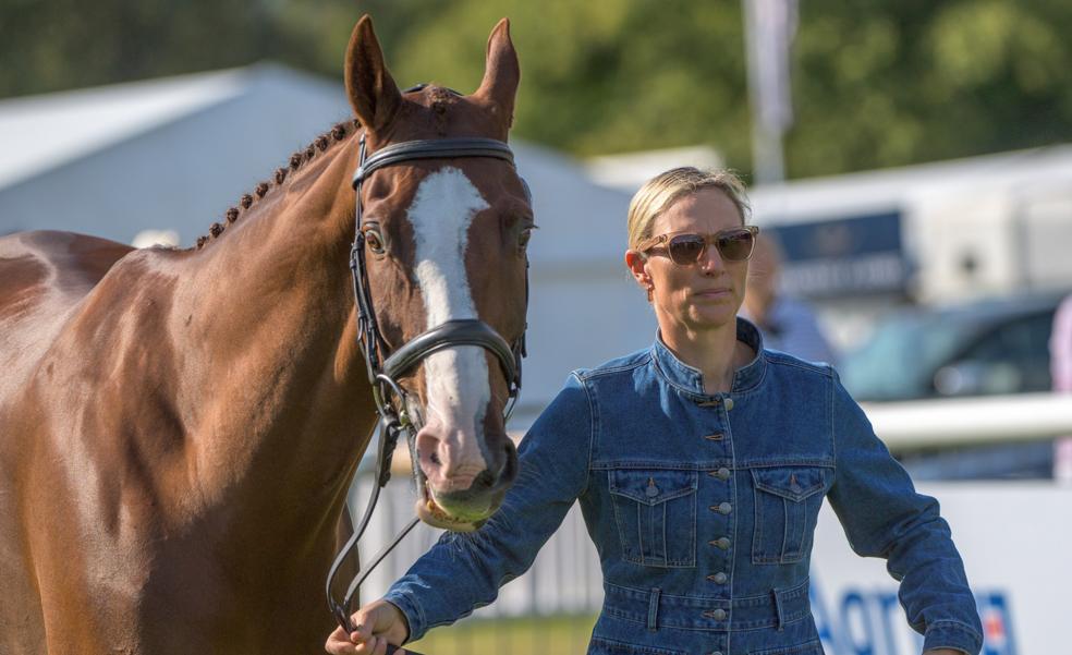 Zara Tindall sorprende con la chaqueta vaquera más original y reiventa unos pantalones básicos