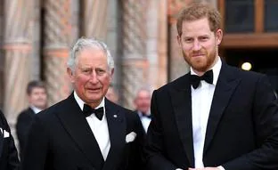 Quién es la mano derecha de Carlos III y por qué el príncipe Harry le detesta (y le pone apodos despectivos)