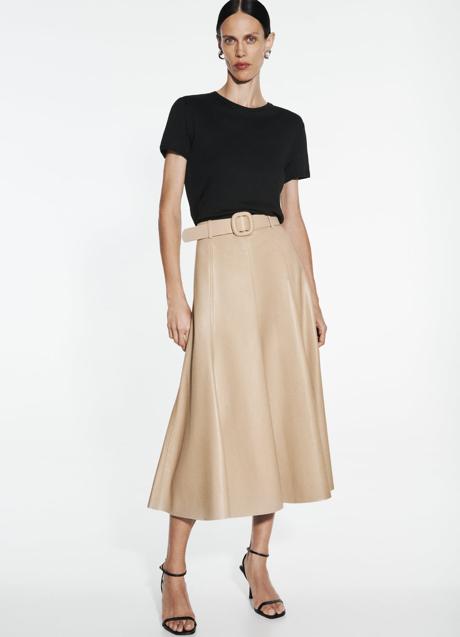 Falda efecto piel de Zara (29,99 euros)