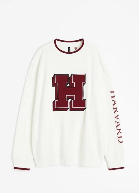 Sudadera en blanco con la inicial H en granate. Foto: h&m