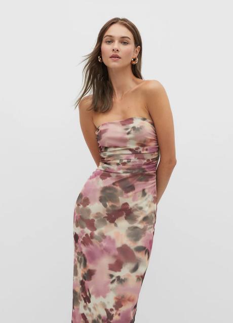 Vestido estampado midi de palabra de honor de Stradivarius, 22,99 euros.