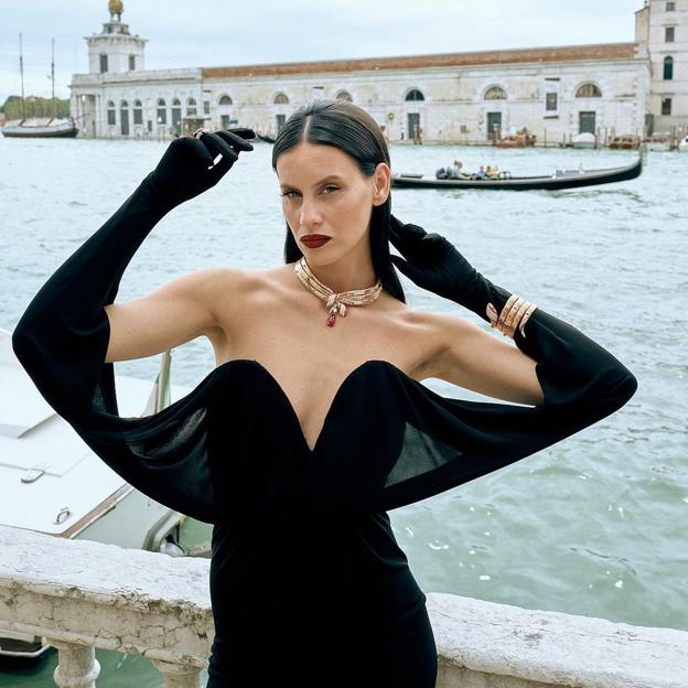Así es la versión asequible del vestido negro más repetido en el Festival de Venecia