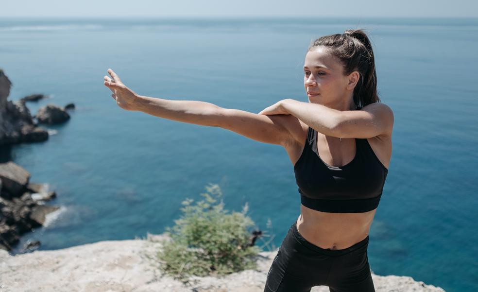 Side jacks, un ejercicio fácil de bajo impacto para mejorar la