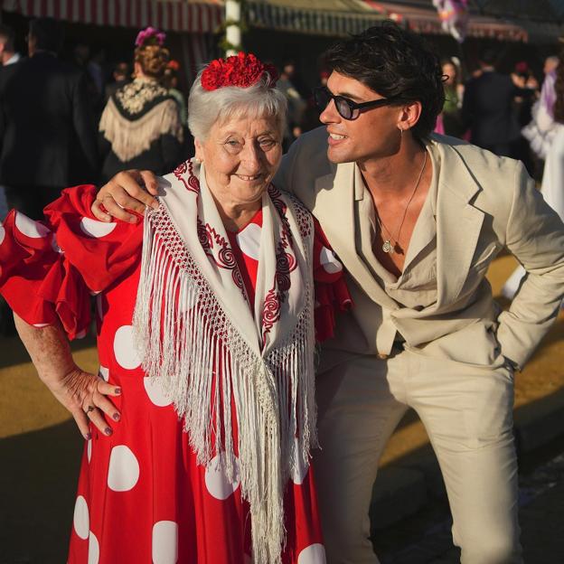 Daniel Illescas con su abuela, la iaia Carmen, en la Feria de Sevilla. 