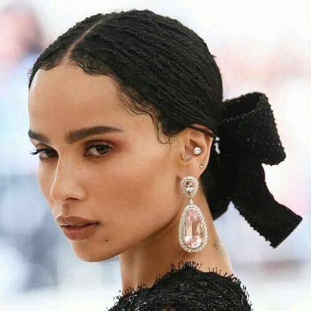 Zöe Kravitz con piercing snug en la oreja