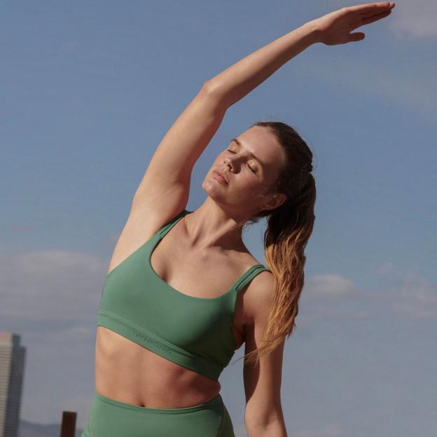 Mujer entrenando con abdomen plano