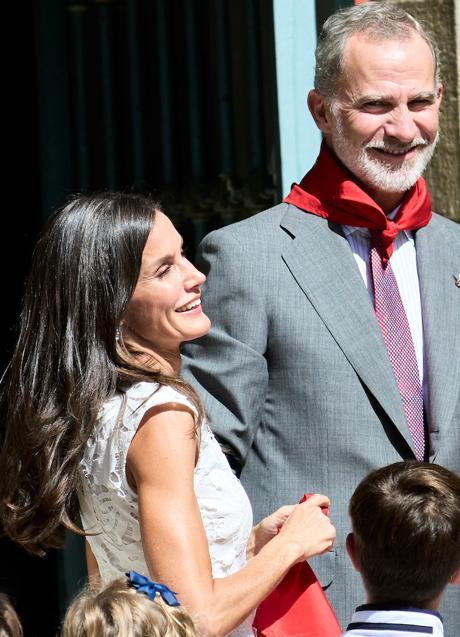 Los reyes Felipe y Letizia, en la puerta del ayuntamiento de Pamplona. (FOTO: LIMITED PICTURES)