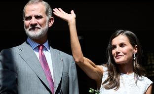 Lo que no se vio de Letizia en la visita a Pamplona: la reina se salta el protocolo y arrasa con su club de fans