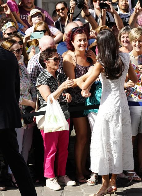 La reina Letizia dedicó bastantes minutos a saludar a sus fans, reunidas en la Catedral de Pamplona. (FOTO: LIMITED PICTURES)