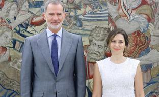 Isabel Díaz Ayuso copia a la reina Letizia: también tiene el vestido de Sfera blanco más viral