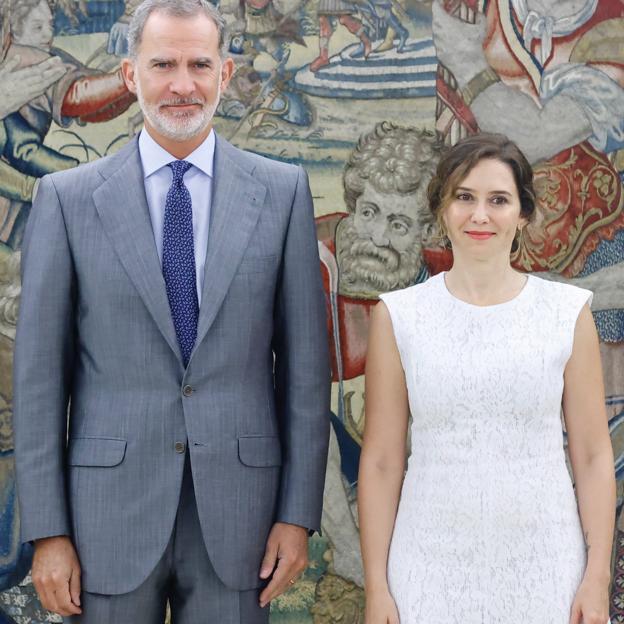 Isabel Díaz Ayuso copia a la reina Letizia: también tiene el vestido de Sfera blanco más viral