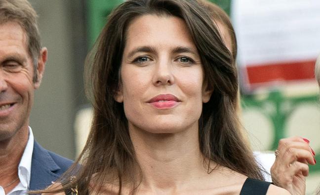 El look cómodo de Carlota Casiraghi con el vestido multicolor que todas van a querer llevar en el final del verano