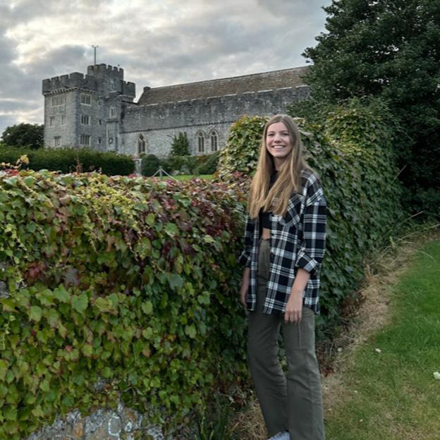 La infanta Sofái posa feliz en las inmediaciones del castillo del siglo XII que ocupa el internado UWC Atlantic College, donde vivirá los dos próximos años. 