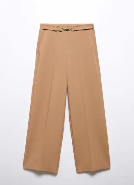 Pantalón camel con cinturón dorado de Mango (29,99 euros)