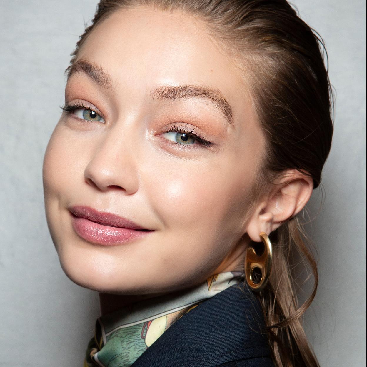 Gigi Hadid con un maquillaje efecto buena cara./spotlight launchmetrics