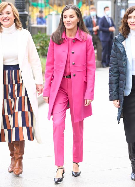 La reina Letizia en un acto en el Hospital Niño Jesús con un total look rosa. / LIMITED PICTURES