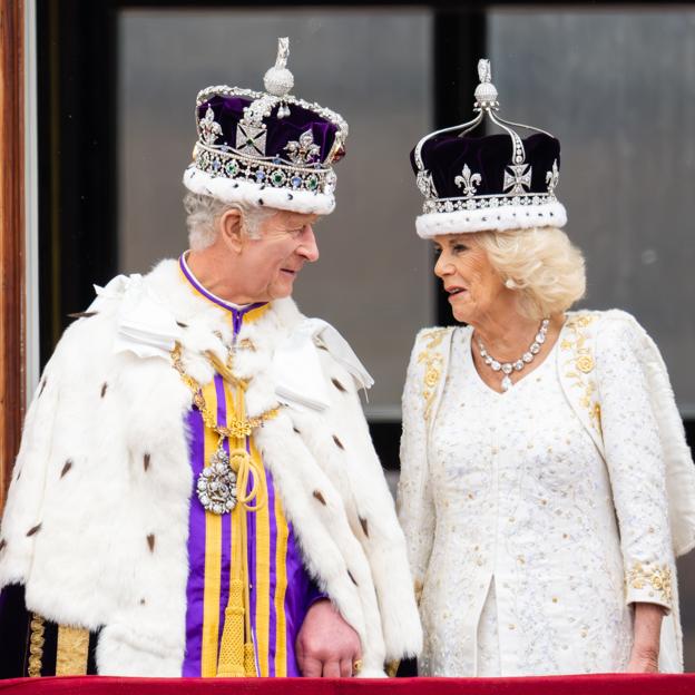 El rey Carlos y la reina Camilla, en uno de los momentos más especiales de la coronación: su salida al balcón de Buckingham Palace. 