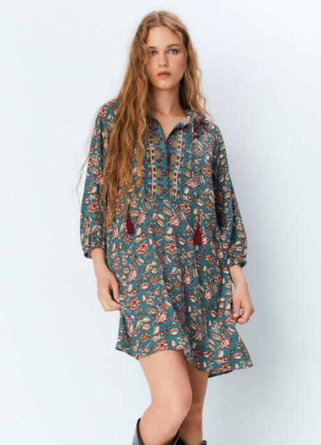 Vestido con estampado de flores de Sfera (29,95 euros)