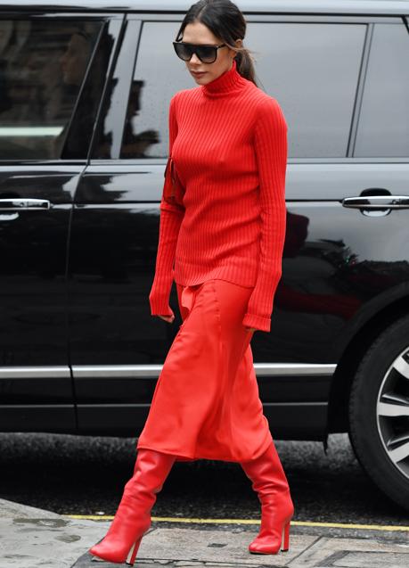 Victoria Beckham con un look rojo, botas incluidas. / GTRES