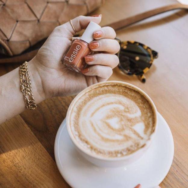 Uñas latte, la manicura tendencia del otoño 2023 que vas a querer llevar ya