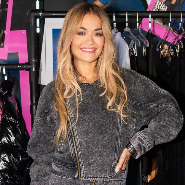 Rita Ora con un look de Primark.