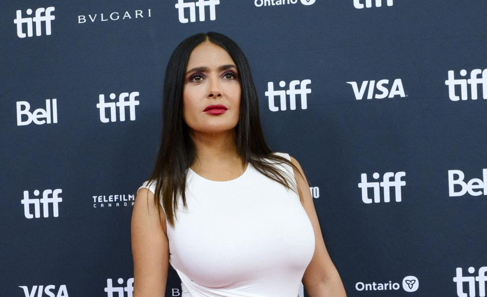 Salma Hayek recupera la melena ultralisa de los 90 y reivindica lo bien que sienta a partir de los 50