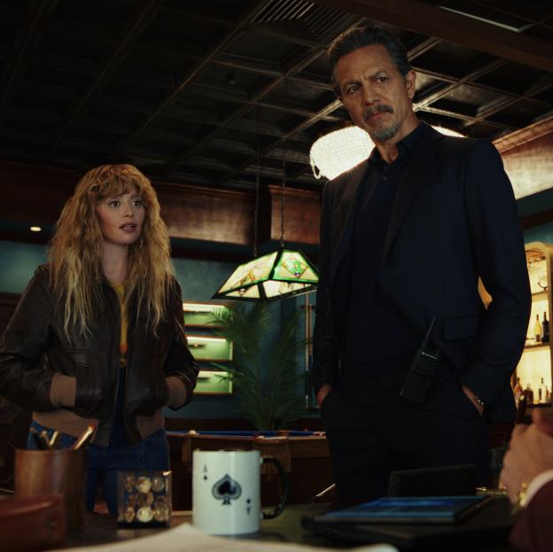 Natasha Lyonne y Benjamin Bratt en una imagen de Poker Face. 