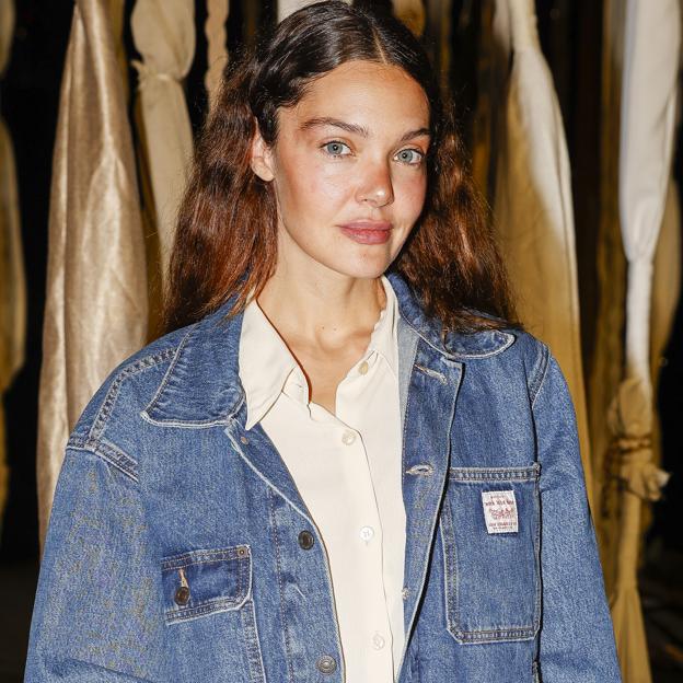 Visto en Fashion Week Madrid: el look de entretiempo más tendencia y fácil de copiar en una famosa con mucho estilo