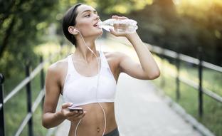 La ciencia por fin aclara si beber agua te ayuda a adelgazar más rápido
