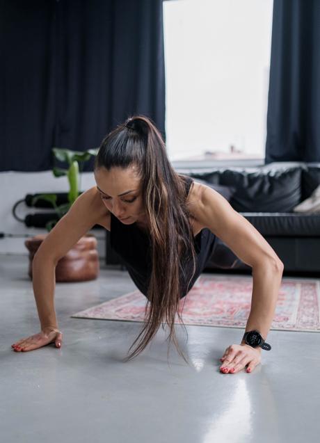 Mujer haciendo flexiones/PEXELS