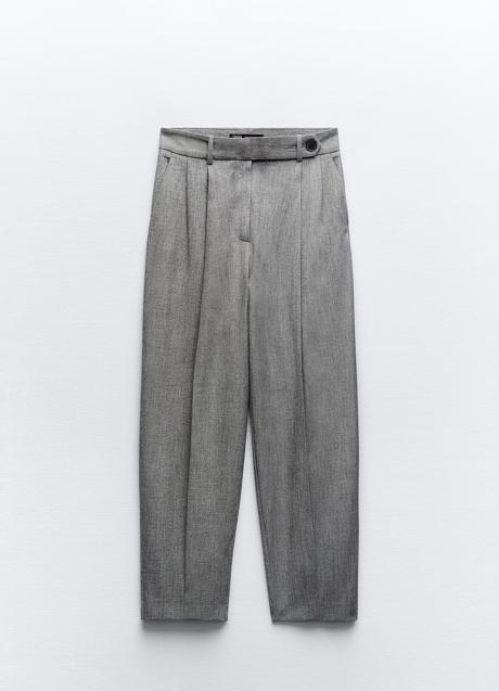 Pantalón con pinzas de color gris de Zara (35,90 euros)